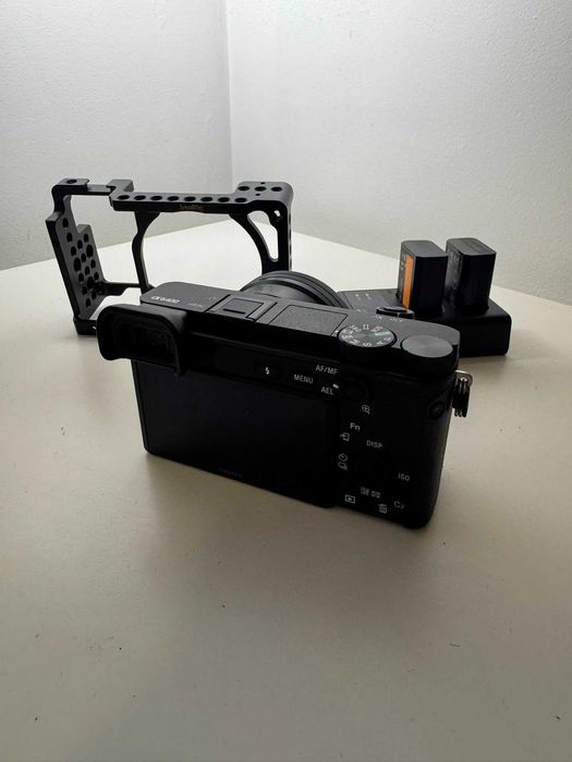 Sony Alpha a6400 + E PZ 16-50mm f/3.5-5.6 OSS (kit lens), Cage SmallRig e 3 baterias k&f