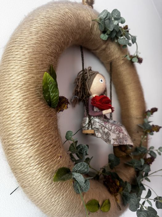 Guirlanda Artesanal com Boneca no Baloiço