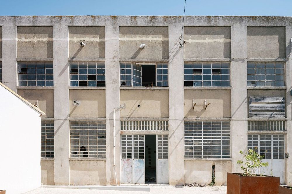 Armazém - Projecto aprovado - Licença paga - Algés - Oeiras