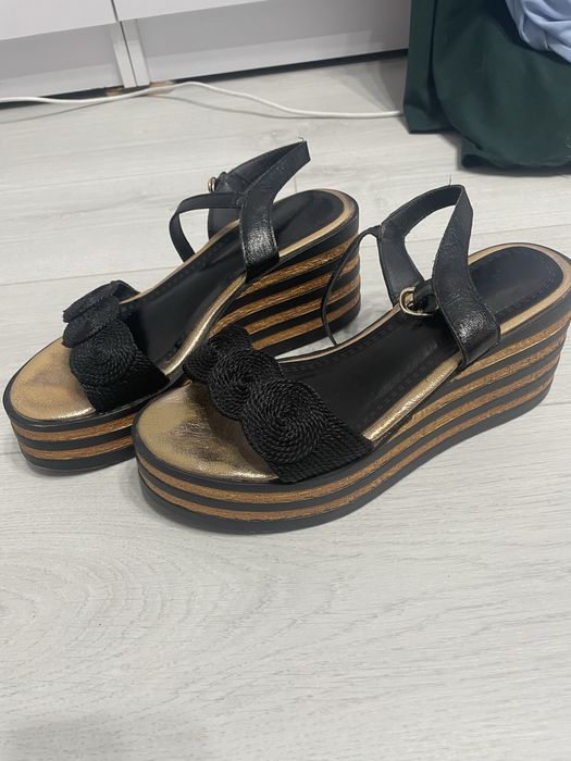 Женские босоножки черные/золотые, 38 размер, на танкетке