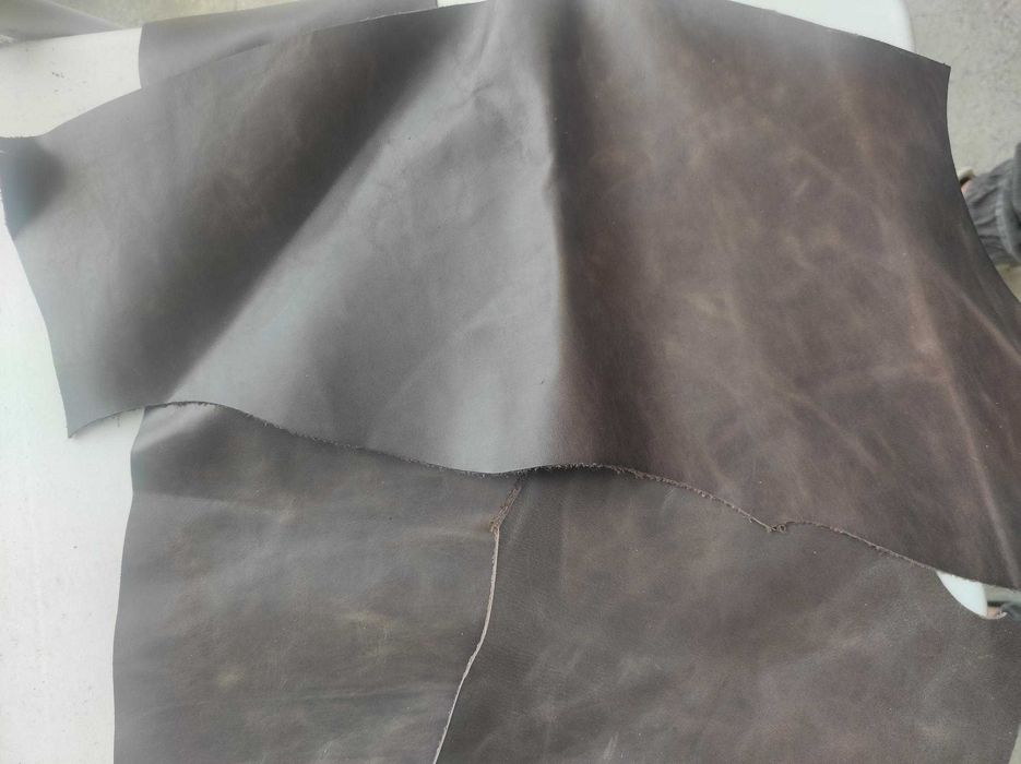 Vendo retalhos de pele / couro preto e outras cores