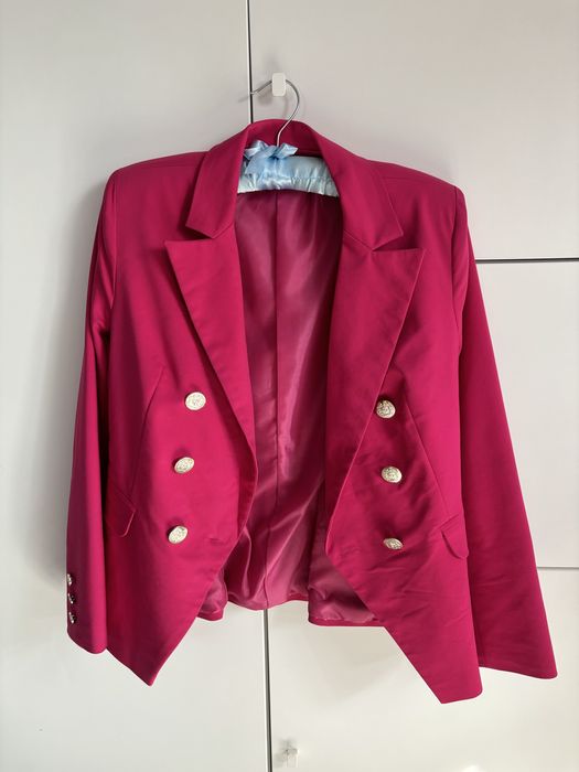 Różowa marynarka ze złotymi guzikami