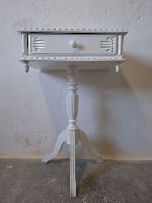 Mesa de cabeceira antiga