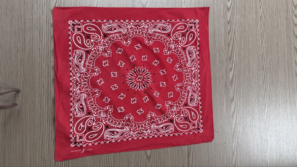 Czerwona chusta bandana