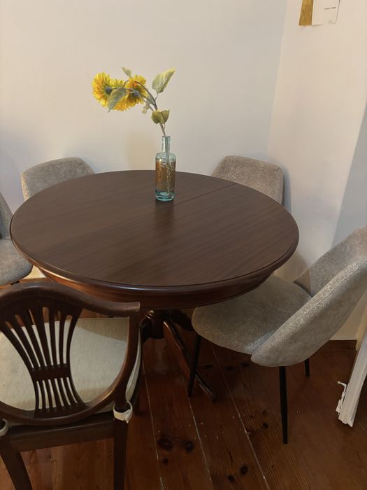 Mesa redonda extensível com cadeiras