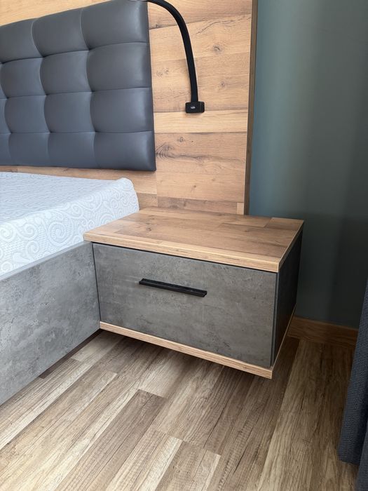 Cama de casal com mesas de cabeceira
