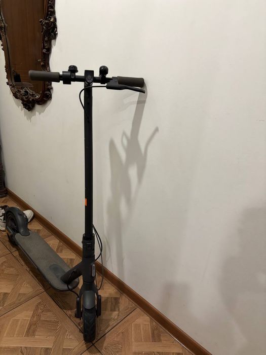 електросамокат Xiaomi М365 (також відомий як Mi Electric Scooter).