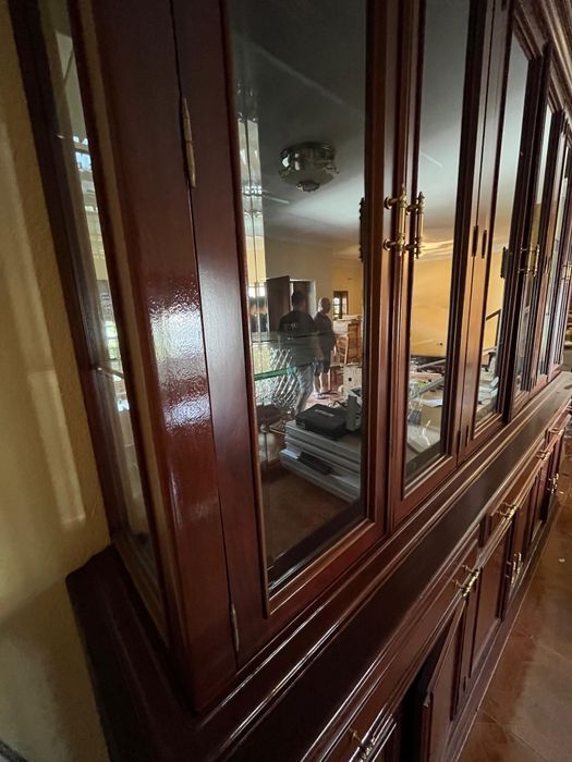 Armário com vidro e prateleiras