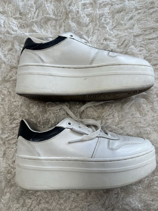 Продам шкіряні кросівки Guess