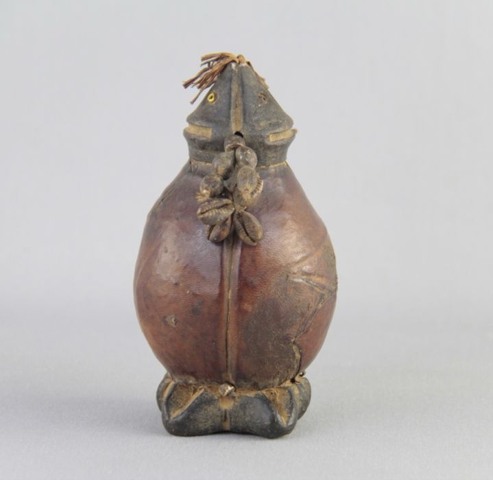 Estatueta Antiga / Figura Tribal Decorativa em Cabaça e Madeira - Peça Únic