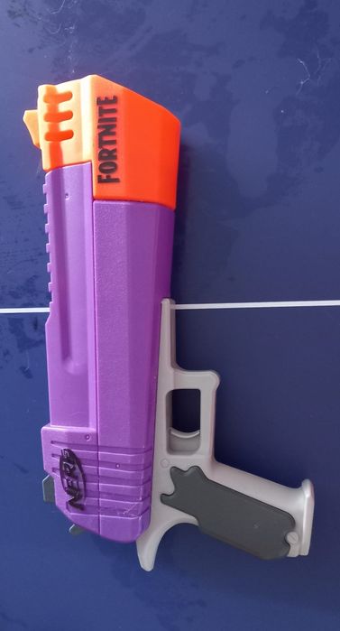 2 pistolas e 1 basuca fortnite