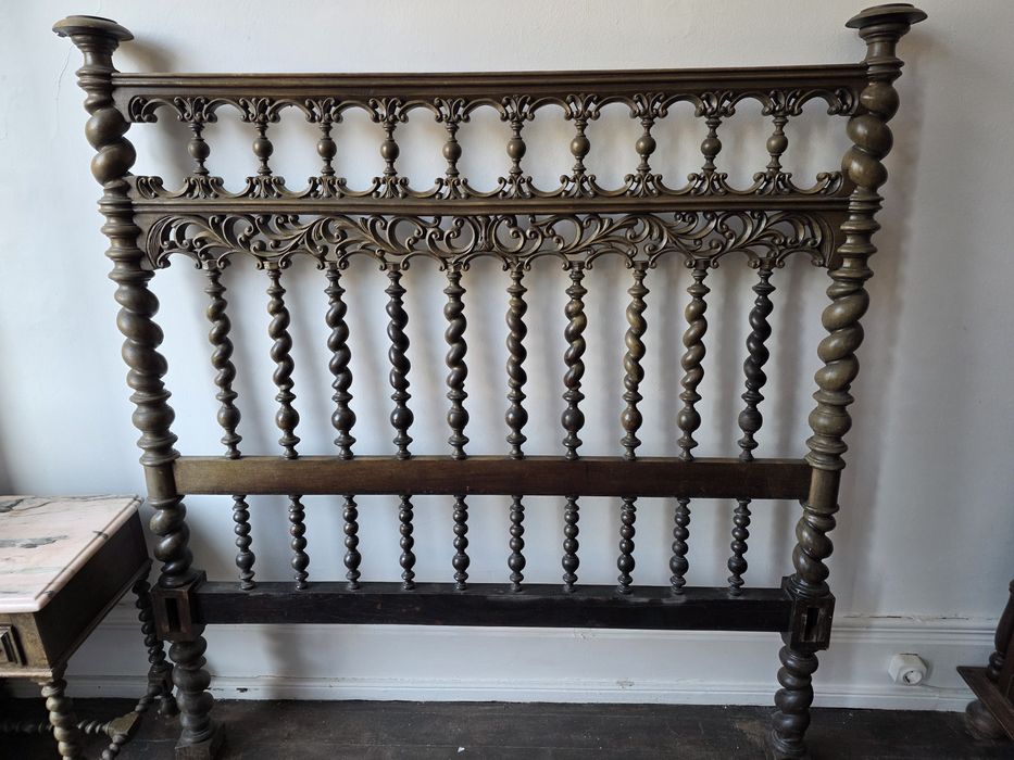Cama de Bilros antiga de madeira maciça  castanho escuro