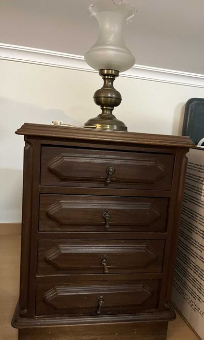 Cama + colchão + mesa + candeeiro