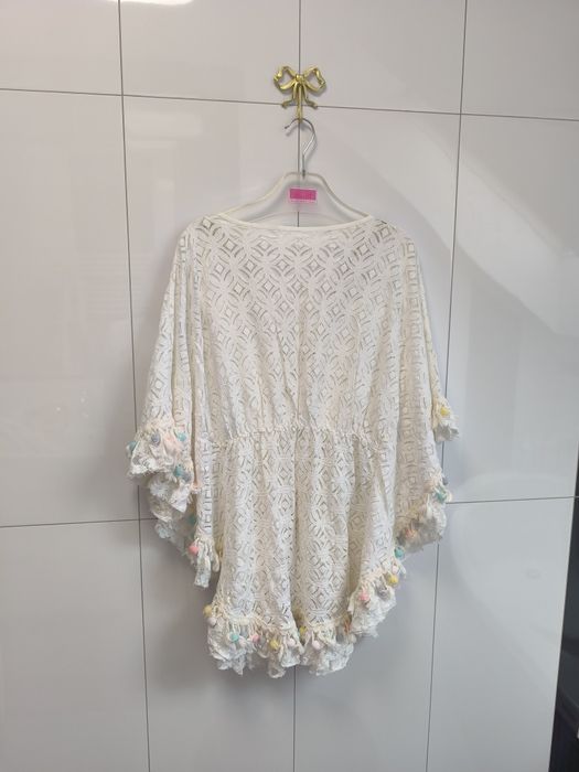 Narzutka plażowa boho z koronką i pomponami – uniwersalna