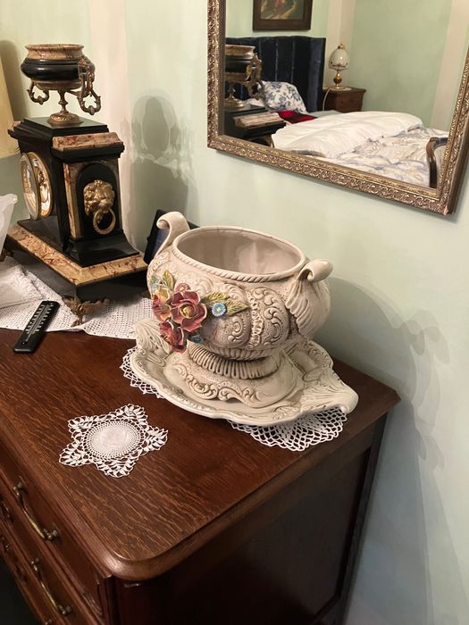 Waza porcelanowa z pokrywką i talerzem.