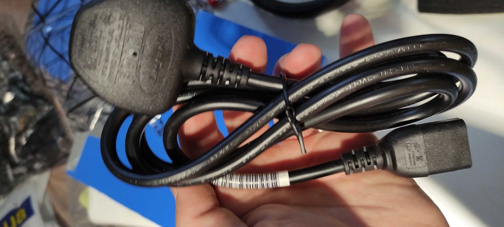 Новий кабель (BS1363) британського типу, підходить до генераторів.