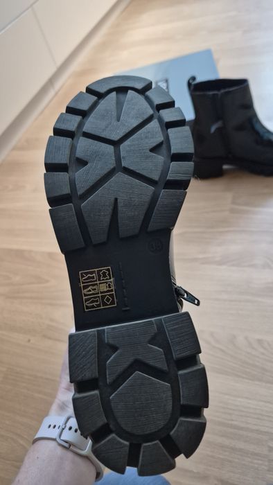 Botki lakierowane