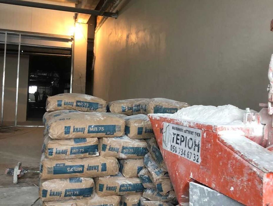 Машинна штукатурка стін та стелі. Машинна стяжка підлоги.