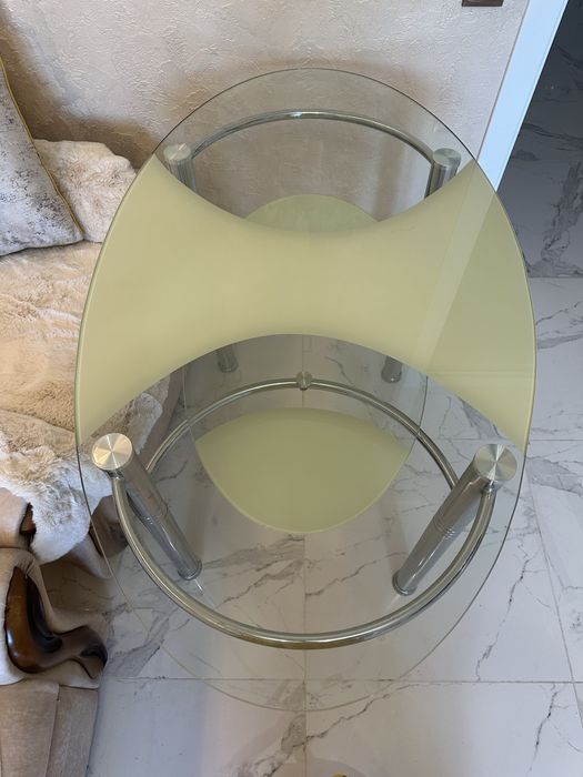 Продам скляний стіл овальноі форми