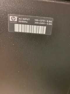 Komputer z klawiaturą i monitorem