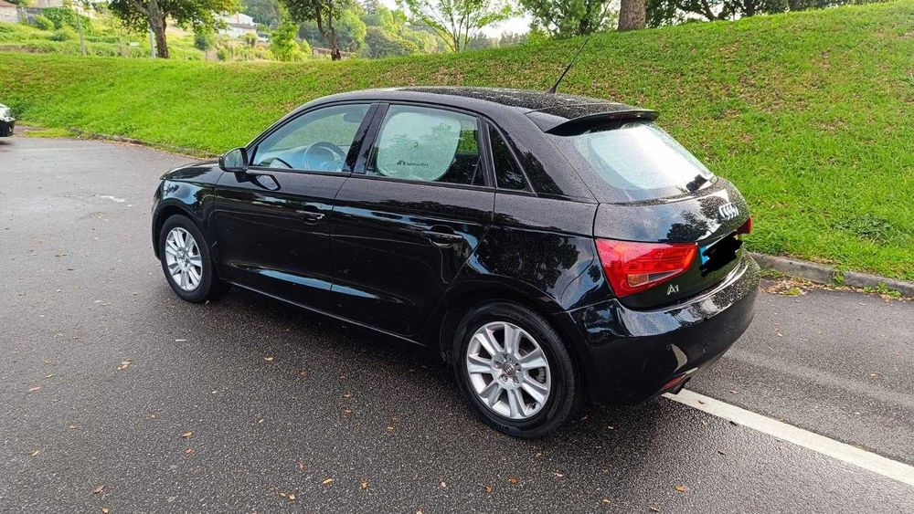 A1 sportback, carro em bom estado de conservação, conduzido por não fumador, conduzido maioritariamente em auto-estrada.