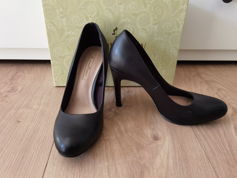 Szpilki czarne CCC 38