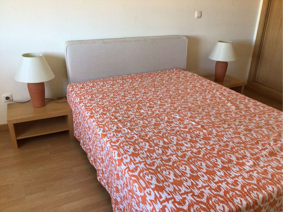 Cama com estrado e colchão. Cabeceira e duas bancas de cabeceira