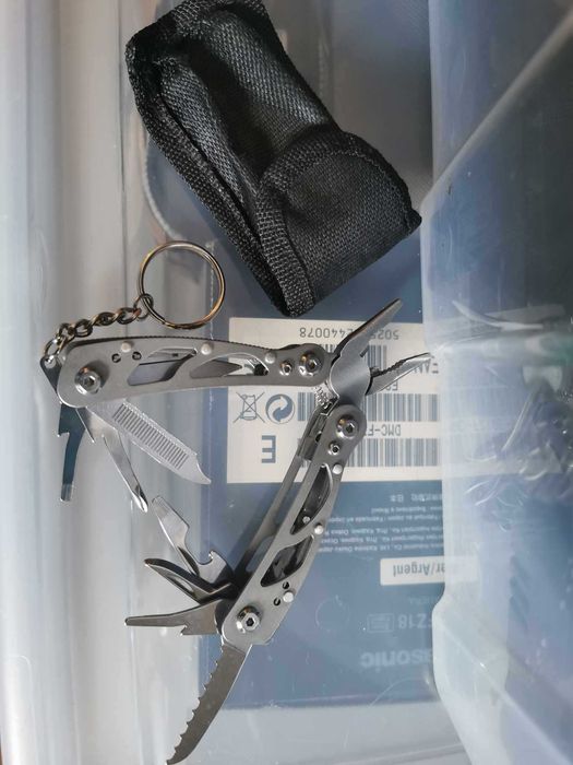 Scyzoryk narzędzia niezbędnik turystyczny klucze nożyk wielofunkcyjny