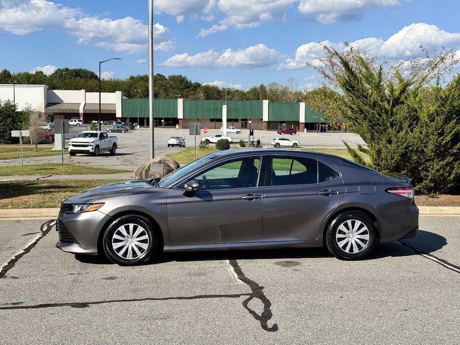 Toyota Camry Hybrid      2019