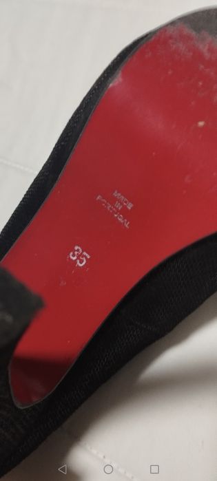 Sapatos pretos brilhantes