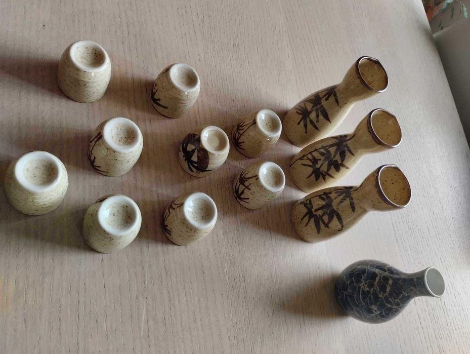 Conjunto de 24 copos de saquê  + 10 garrafas saquê cerâmica japonesa.
