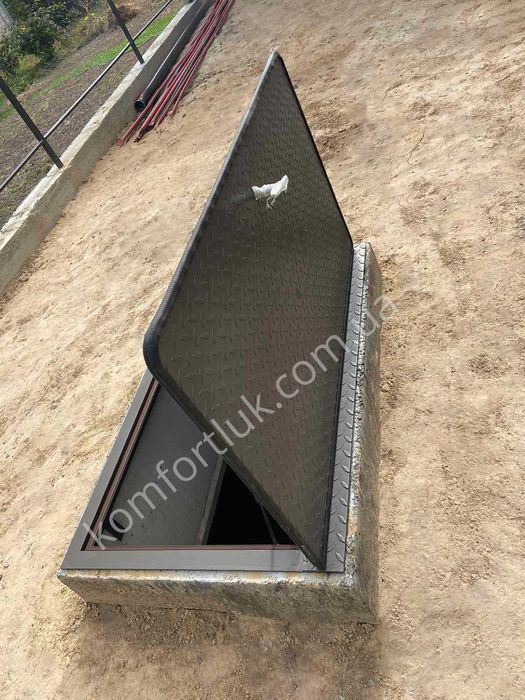 Вуличний герметичний люк з рифленого металу в підвал від виробника