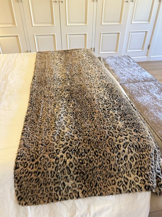 Manta tapa pes + 2 almofadas padrao leopardo