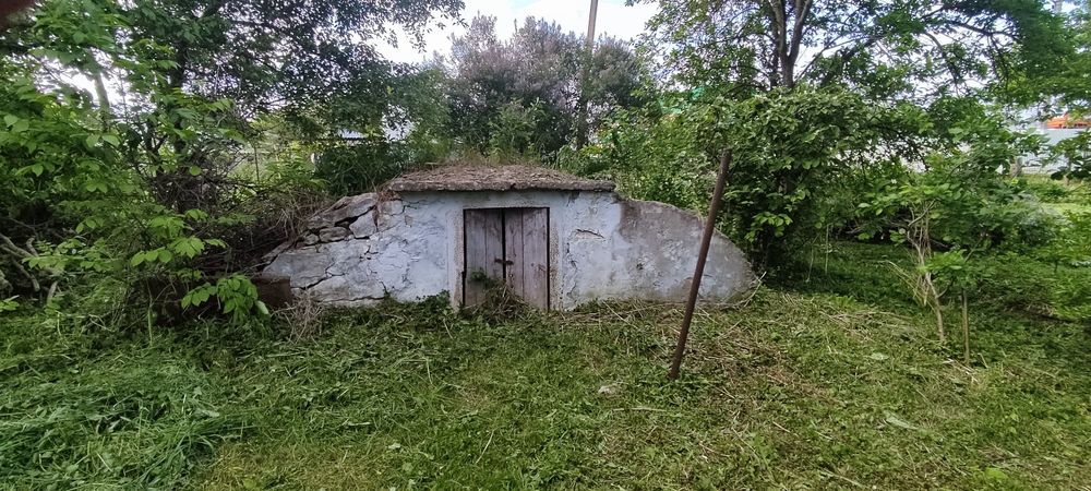 Ділянка,половина хати.