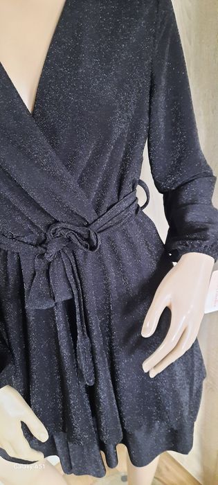 Koktajlowa sukienka z kopertowym dekoltem mini z falbankami