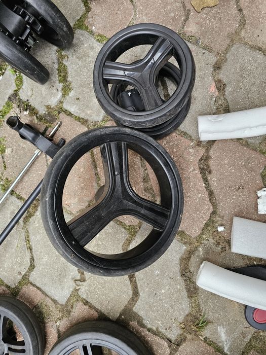 Колеса до дитячих колясок, бампери, капюшоны