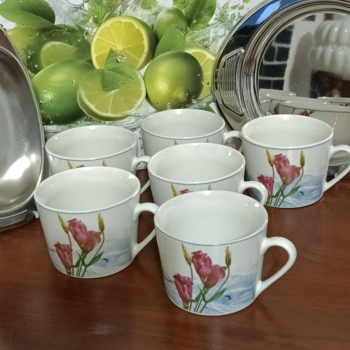 Filiżanki porcelanowe na kawę lub herbatę.