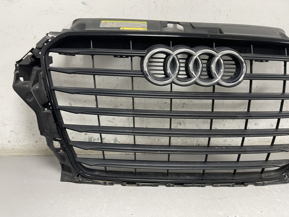 Решітка переднього бампера (радіатора) AUDI А3 8V 2012-2016
