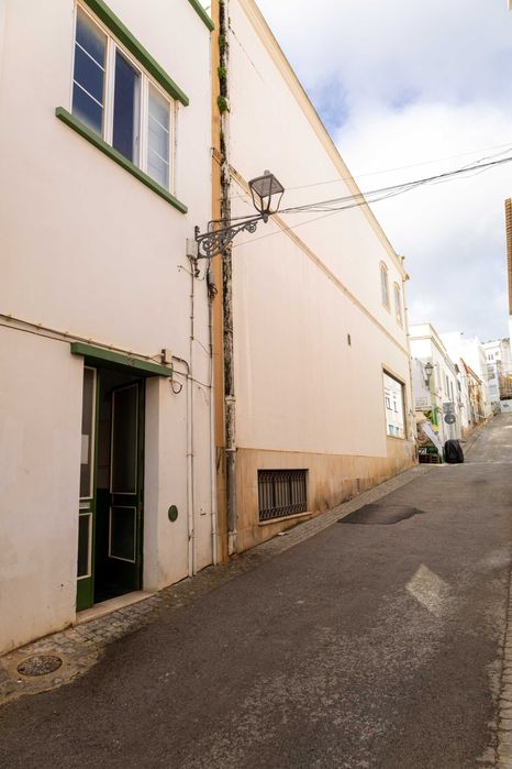 Arrenda-se Piso Inteiro com varanda e saguão