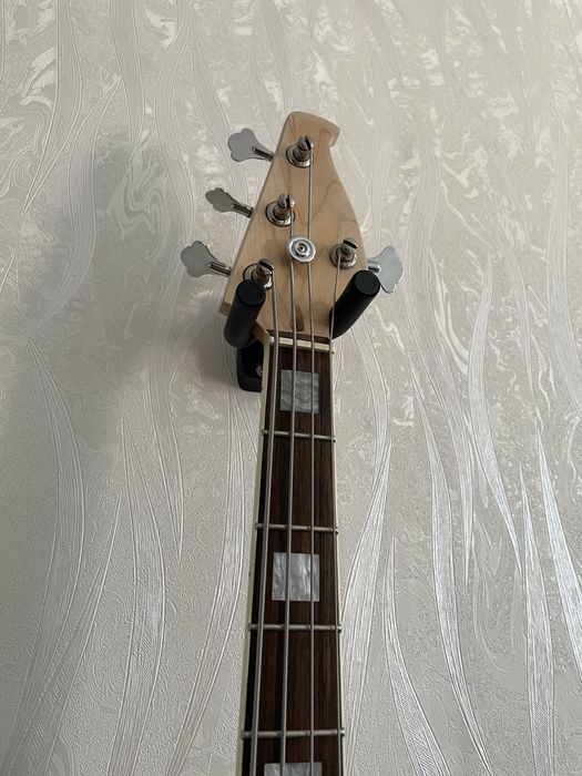 Бас гитара Stingray bass