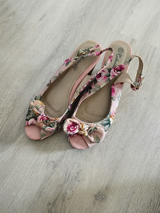 Eleganckie buty na koturnie