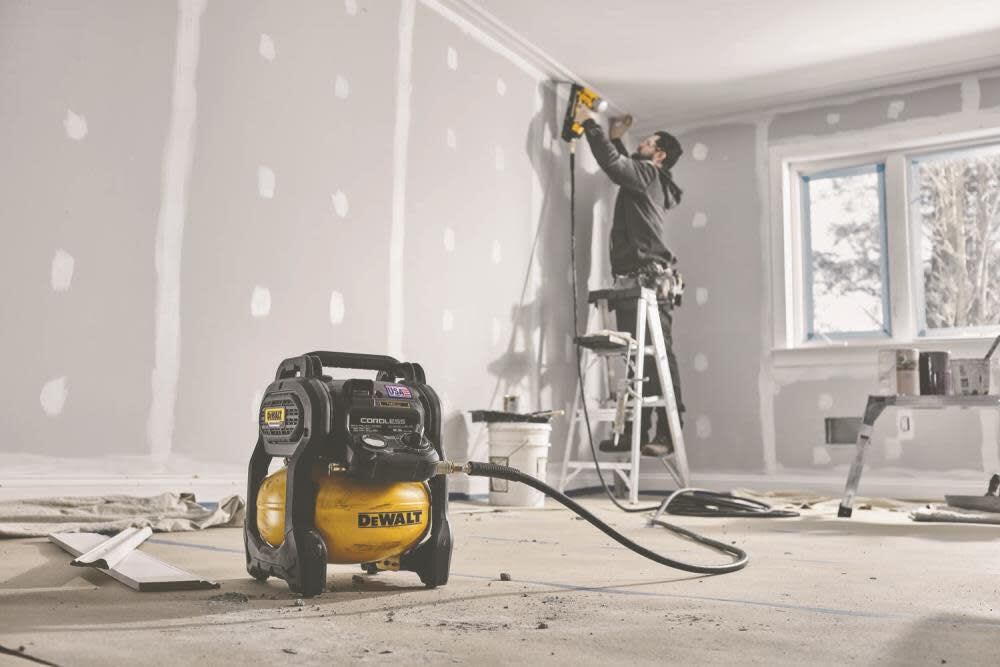 Акумуляторний компресор DEWALT 20V MAX 9,5L Brushless DCC2520B