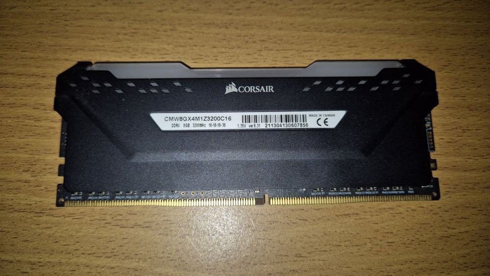 Memória RAM Corsair Vengance Pro RGB - 8GB DDR4 - 3200MHz