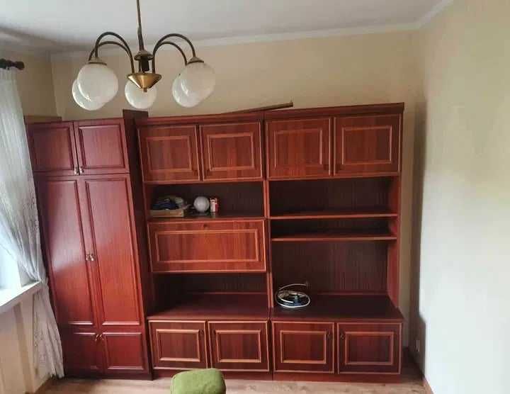 Solidna szafa meblościanka modułowa w stylu klasycznym