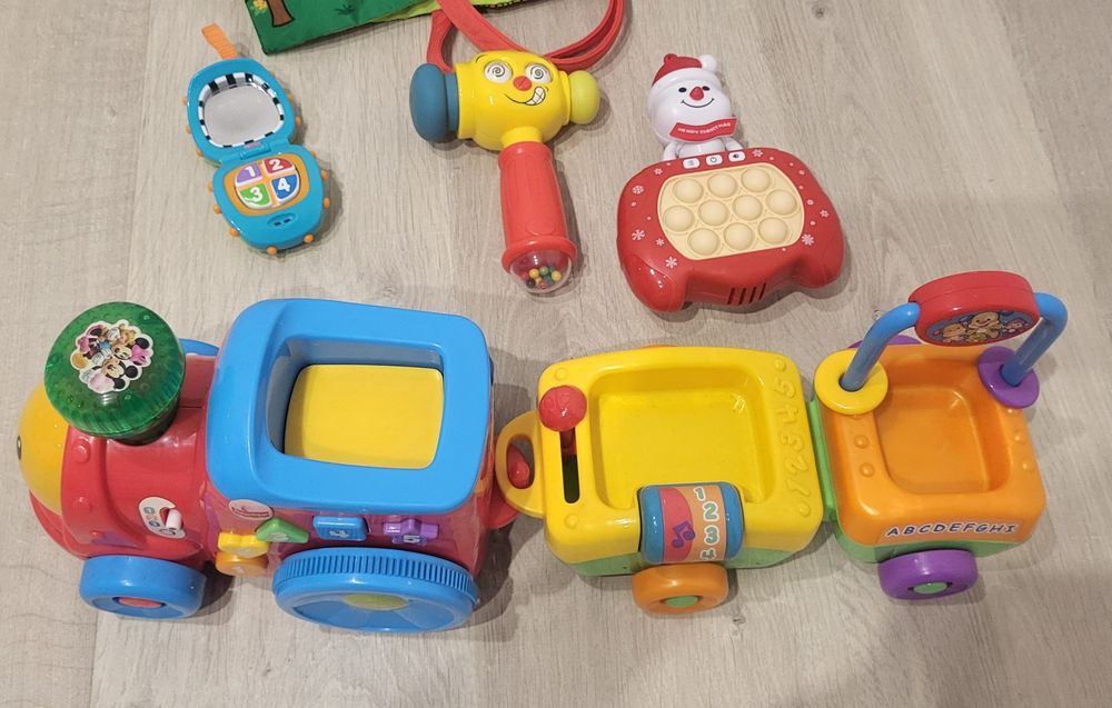 Zabawki Jeżdżąca ciuchcia, Zestaw zwierzątek, telefon, Pop It, młotek