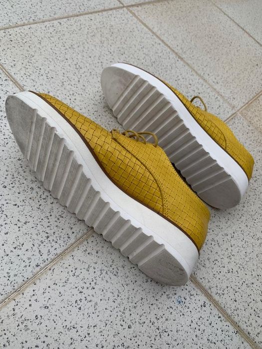 Sapato amarelo  Senhora.
