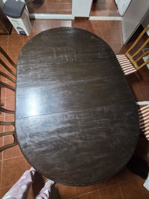 Mesa oval extensível + 4 cadeiras.