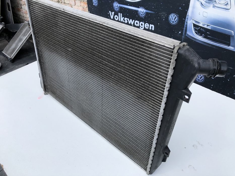 Радиатор охлаждения двигателя радіатор основний Пассат Б6 2.0 BMP