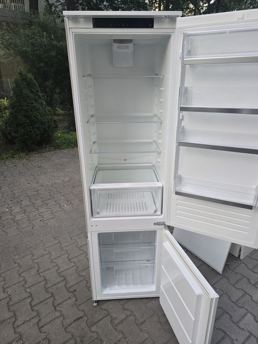 Lodówka Ikea Köldgrader do zabudowy razem z szafką, białe fronty.