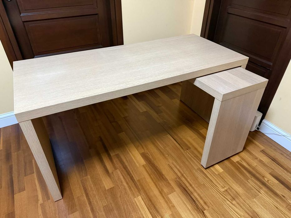 Biurko z wysuwanym panelem Malm 151x65 cm dąb bejcowany na biało
